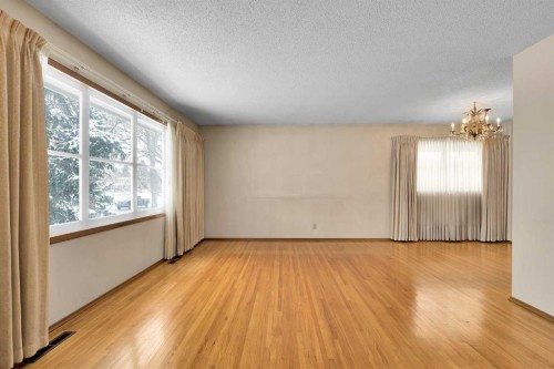 1483 Northmount Drive Nw, Calgary, AB - Indoor Photo Showing Other Room