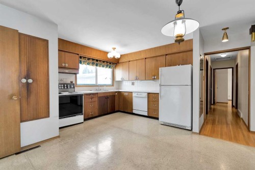 1483 Northmount Drive Nw, Calgary, AB - Indoor Photo Showing Kitchen