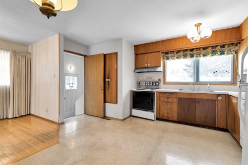 1483 Northmount Drive Nw, Calgary, AB - Indoor Photo Showing Kitchen