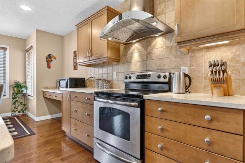 575 Everbrook Way Sw, Calgary, AB - Indoor Photo Showing Kitchen