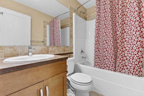 575 Everbrook Way Sw, Calgary, AB - Indoor Photo Showing Bathroom