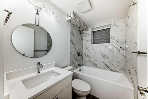 3504 33 Street Se, Calgary, AB - Indoor Photo Showing Bathroom