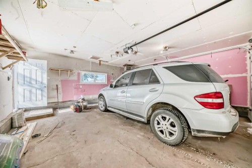 3504 33 Street Se, Calgary, AB - Indoor Photo Showing Garage