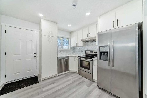 3504 33 Street Se, Calgary, AB - Indoor Photo Showing Kitchen With Upgraded Kitchen