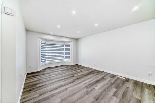 3504 33 Street Se, Calgary, AB - Indoor Photo Showing Other Room