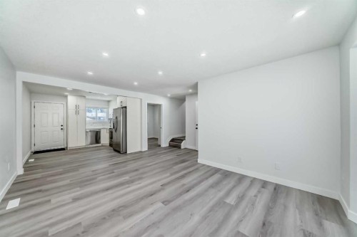 3504 33 Street Se, Calgary, AB - Indoor Photo Showing Other Room
