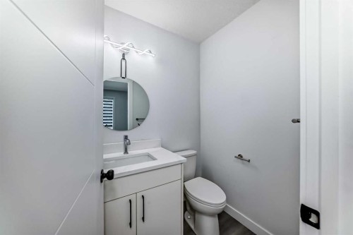 3504 33 Street Se, Calgary, AB - Indoor Photo Showing Bathroom
