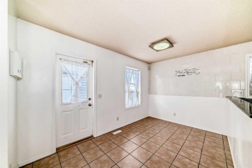 302 Applewood Drive Se, Calgary, AB - Indoor Photo Showing Other Room