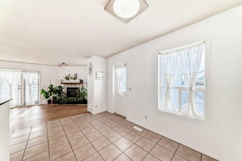 302 Applewood Drive Se, Calgary, AB - Indoor