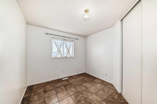 302 Applewood Drive Se, Calgary, AB - Indoor Photo Showing Other Room