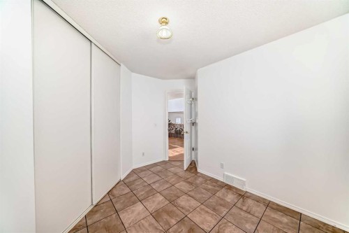 302 Applewood Drive Se, Calgary, AB - Indoor Photo Showing Other Room
