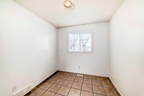 302 Applewood Drive Se, Calgary, AB - Indoor Photo Showing Other Room