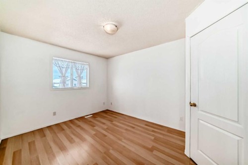 302 Applewood Drive Se, Calgary, AB - Indoor Photo Showing Other Room