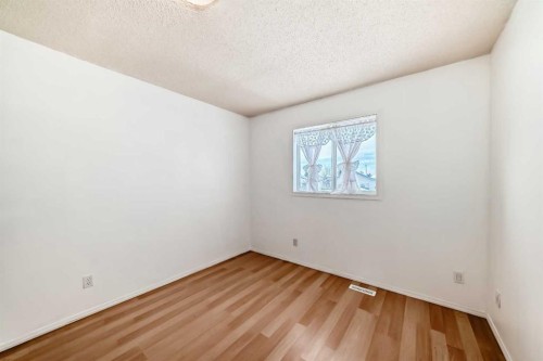 302 Applewood Drive Se, Calgary, AB - Indoor Photo Showing Other Room