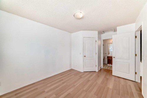 302 Applewood Drive Se, Calgary, AB - Indoor Photo Showing Other Room