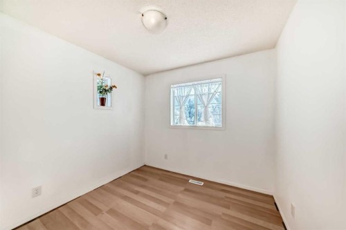 302 Applewood Drive Se, Calgary, AB - Indoor Photo Showing Other Room