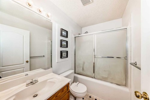 302 Applewood Drive Se, Calgary, AB - Indoor Photo Showing Bathroom