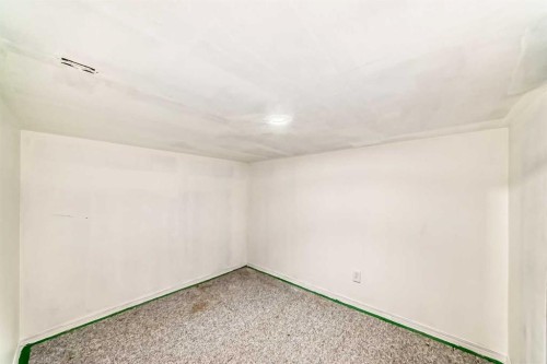 302 Applewood Drive Se, Calgary, AB - Indoor Photo Showing Other Room