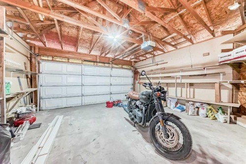 302 Applewood Drive Se, Calgary, AB - Indoor Photo Showing Garage