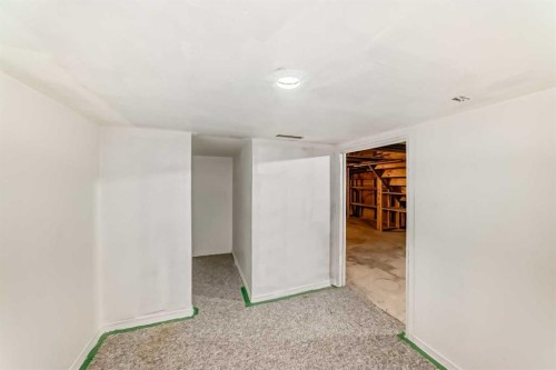 302 Applewood Drive Se, Calgary, AB - Indoor Photo Showing Other Room