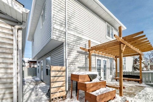 302 Applewood Drive Se, Calgary, AB - Outdoor