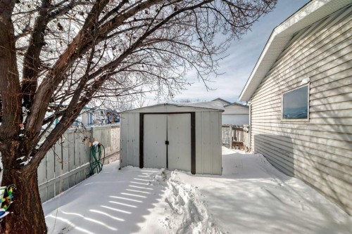302 Applewood Drive Se, Calgary, AB - Outdoor