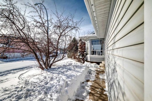 302 Applewood Drive Se, Calgary, AB - Outdoor