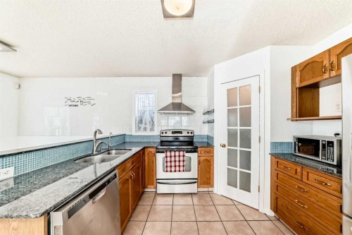 302 Applewood Drive Se, Calgary, AB - Indoor Photo Showing Kitchen With Double Sink
