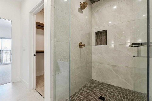 607 29 Avenue Nw, Calgary, AB - Indoor Photo Showing Bathroom