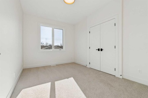 607 29 Avenue Nw, Calgary, AB - Indoor Photo Showing Other Room