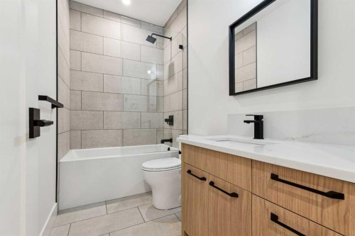 607 29 Avenue Nw, Calgary, AB - Indoor Photo Showing Bathroom