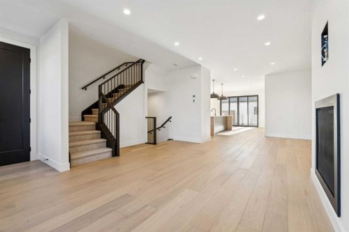 607 29 Avenue Nw, Calgary, AB - Indoor Photo Showing Other Room