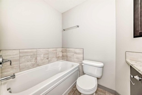 47 Evansglen Circle Nw, Calgary, AB - Indoor Photo Showing Bathroom