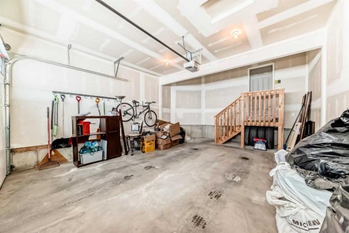 47 Evansglen Circle Nw, Calgary, AB - Indoor Photo Showing Garage