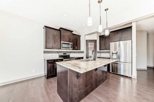 47 Evansglen Circle Nw, Calgary, AB - Indoor Photo Showing Kitchen With Upgraded Kitchen