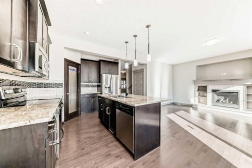 47 Evansglen Circle Nw, Calgary, AB - Indoor Photo Showing Kitchen With Upgraded Kitchen
