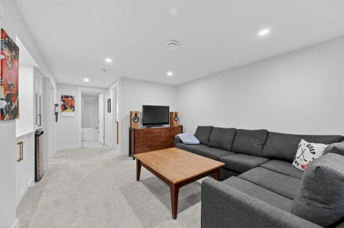 2720 41 Street Sw, Calgary, AB 