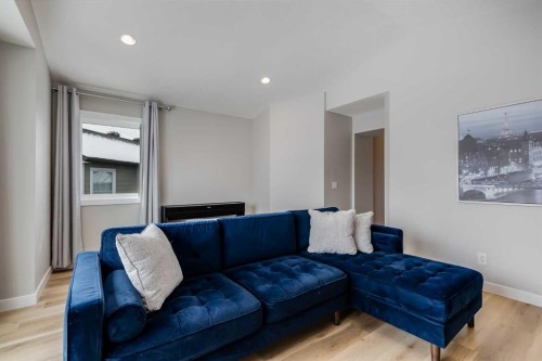 27 Everoak Bay Sw, Calgary, AB - Indoor Photo Showing Living Room