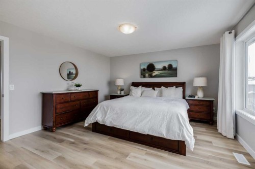 27 Everoak Bay Sw, Calgary, AB - Indoor Photo Showing Bedroom