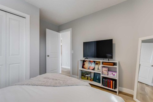 27 Everoak Bay Sw, Calgary, AB - Indoor Photo Showing Bedroom