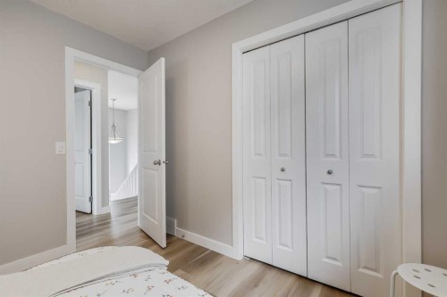 27 Everoak Bay Sw, Calgary, AB - Indoor Photo Showing Bedroom
