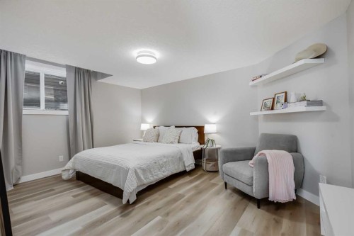 27 Everoak Bay Sw, Calgary, AB - Indoor Photo Showing Bedroom