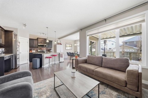 639 Copperpond Circle Se, Calgary, AB - Indoor Photo Showing Living Room
