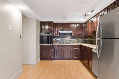 105-345 4 Avenue Ne, Calgary, AB - Indoor Photo Showing Kitchen