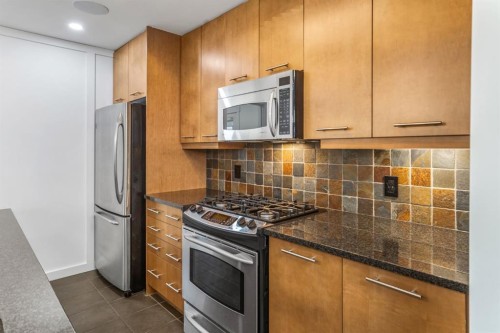 156 9 Street Ne, Calgary, AB - Indoor Photo Showing Kitchen