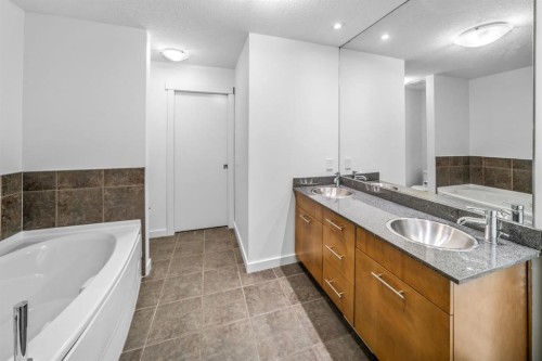 156 9 Street Ne, Calgary, AB - Indoor Photo Showing Bathroom