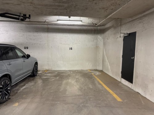 156 9 Street Ne, Calgary, AB - Indoor Photo Showing Garage