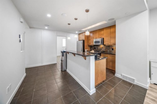156 9 Street Ne, Calgary, AB - Indoor Photo Showing Kitchen