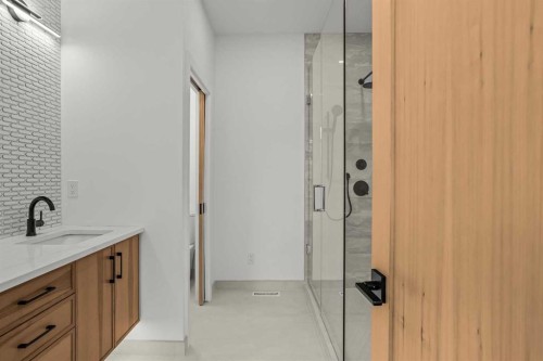 723 3Rd Street, Canmore, AB - Indoor Photo Showing Bathroom