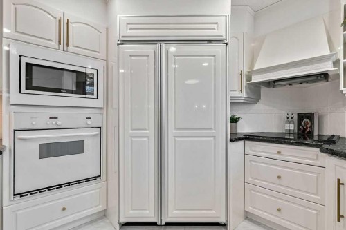 162 Woodbend Way, Okotoks, AB - Indoor Photo Showing Kitchen